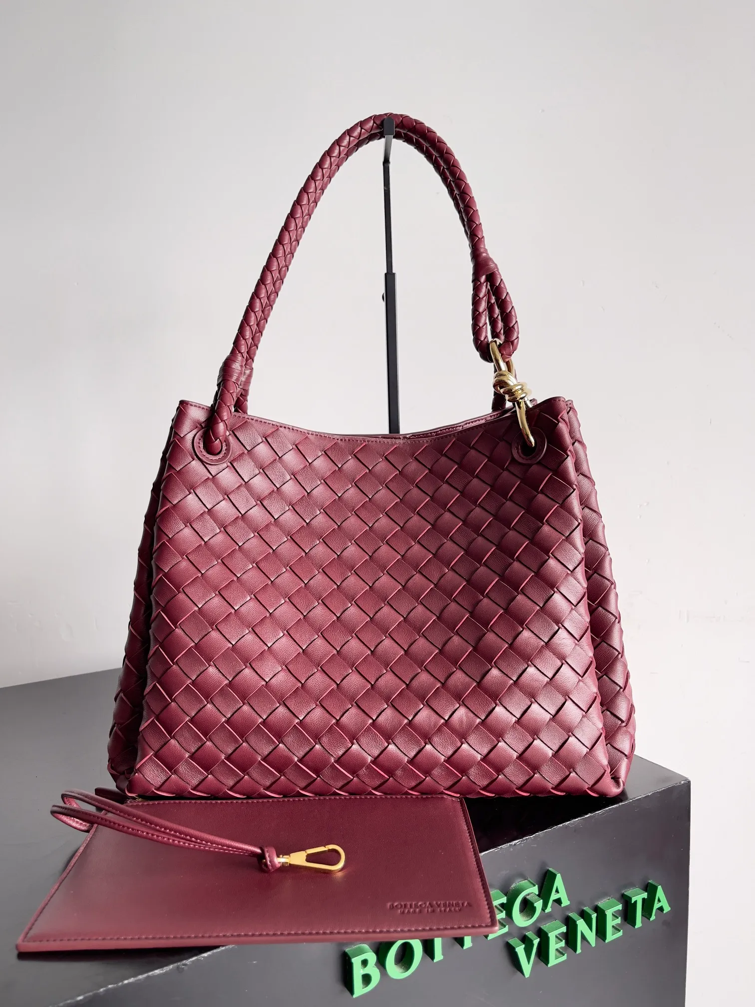 Batch 2660 24 early autumn new model Andiamo Parachute is made of a whole piece of woven leather. It is processed by folding stitching at the four corners. # Craftsmanship and creativity. The large size is atmospheric and practical. One of the must-selects for BV. It has a large space, can hold a computer, the shoulder strap is thick, and the upper shoulder is very comfortable. The large parachute can be carried on the body and can be carried on the body. The upper body is versatile and cute☺️ Style number: 796571 Size: 30*26*20cm